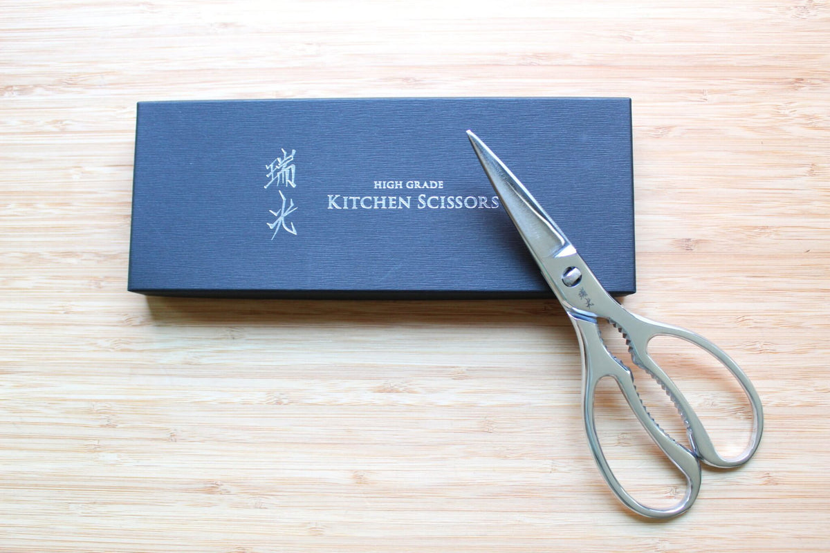 Zuiko 190mm all-stainless steel Japanese kitchen shears closed, showing one-piece metal handles and Sakai cutlery branding on presentation box