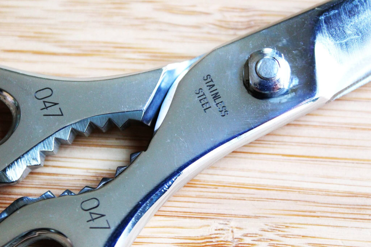Zuiko 190mm all-stainless steel Japanese kitchen shears closed, showing one-piece metal handles and Sakai cutlery