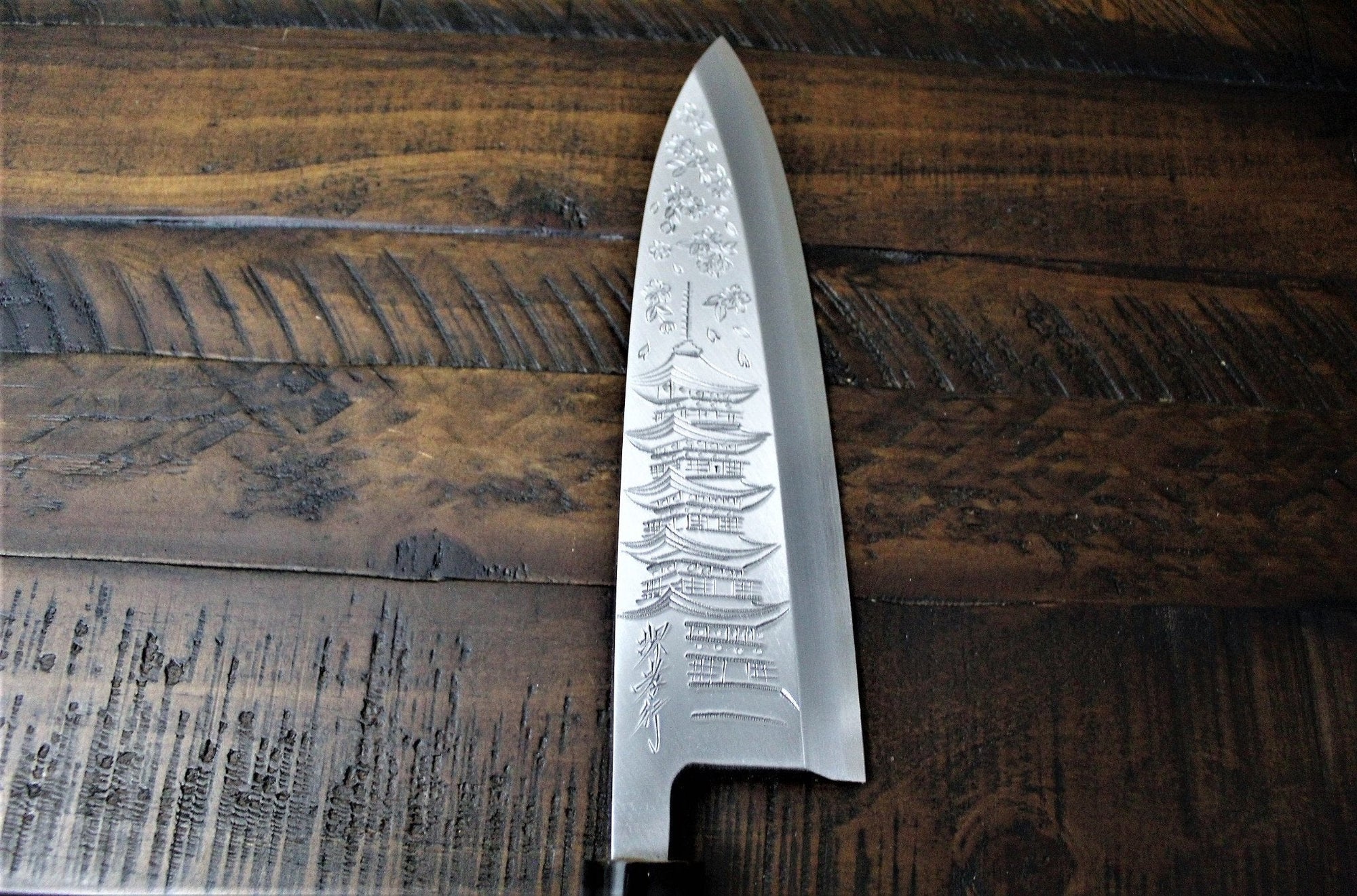 https://hasuseizo.com/cdn/shop/files/kitchen-knives-sakai-takayuki-pre-order-purchase-custom-order-decorative-deba-knife-with-buffalo-horn-handle-white-steel-210mm-8-3-2_03be30a5-ae16-4fc0-87d4-babe999708a0_2000x.jpg?v=1698701615